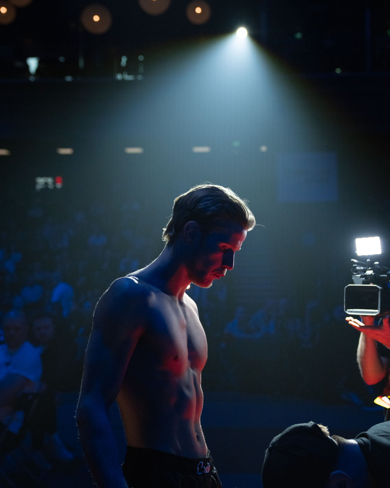 Verneri Hakkinen kävelemässä häkkiin