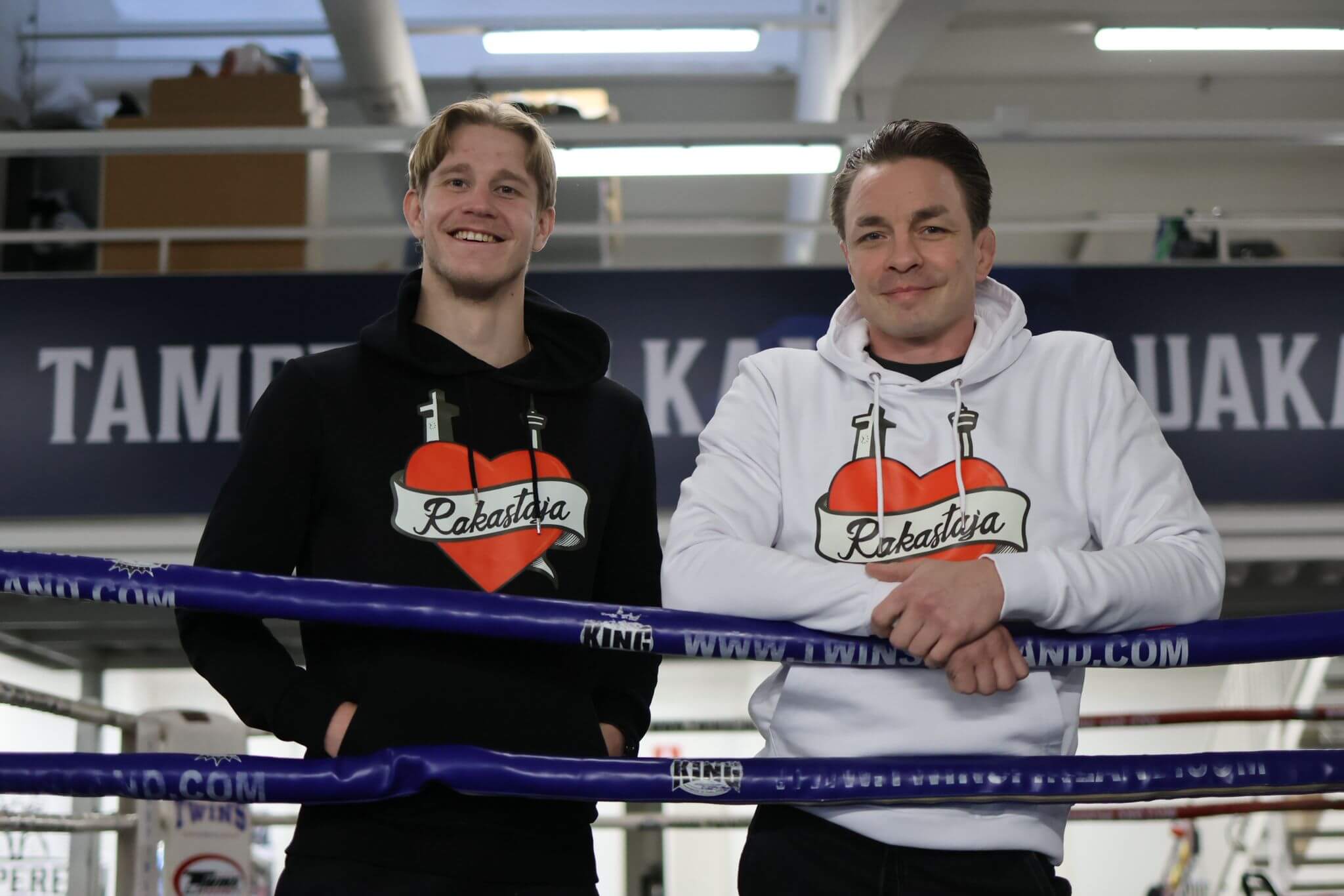 Rakastaja huppari, musta